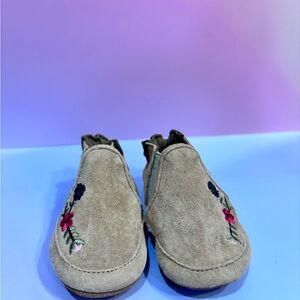 Robeez full Leather Baby Shoes with Floral Embroidery